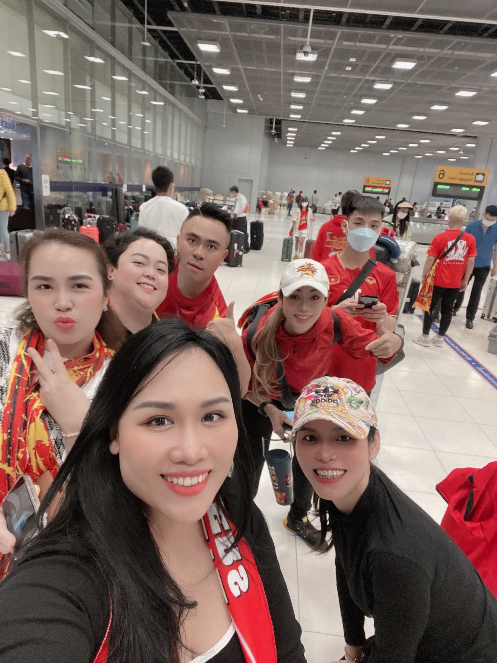 CĐV Việt Nam sang Thái Lan &quot;tiếp lửa&quot; cho thầy trò HLV Park Hang-seo - Ảnh 9.
