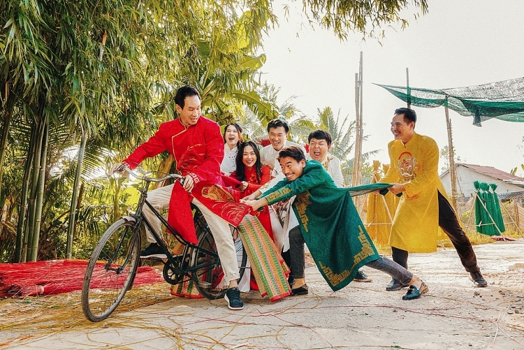 Vợ chồng Lý Hải cùng các diễn viên mặc áo dài chúc Tết khán giả - Ảnh 4.