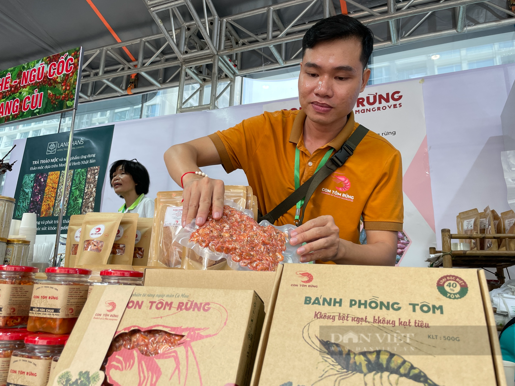 Bánh chưng đất Tổ, tôm khô Cà Mau, đặc sản Tết về Sài Gòn đắt hàng - Ảnh 3.