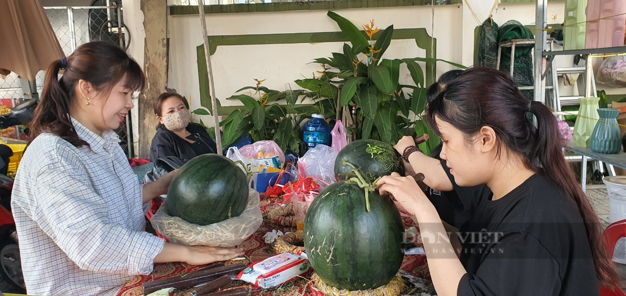 Khánh  Hòa: Dưa hấu khắc chữ nghệ thuật tuyệt đẹp vẫn vắng khách - Ảnh 1.