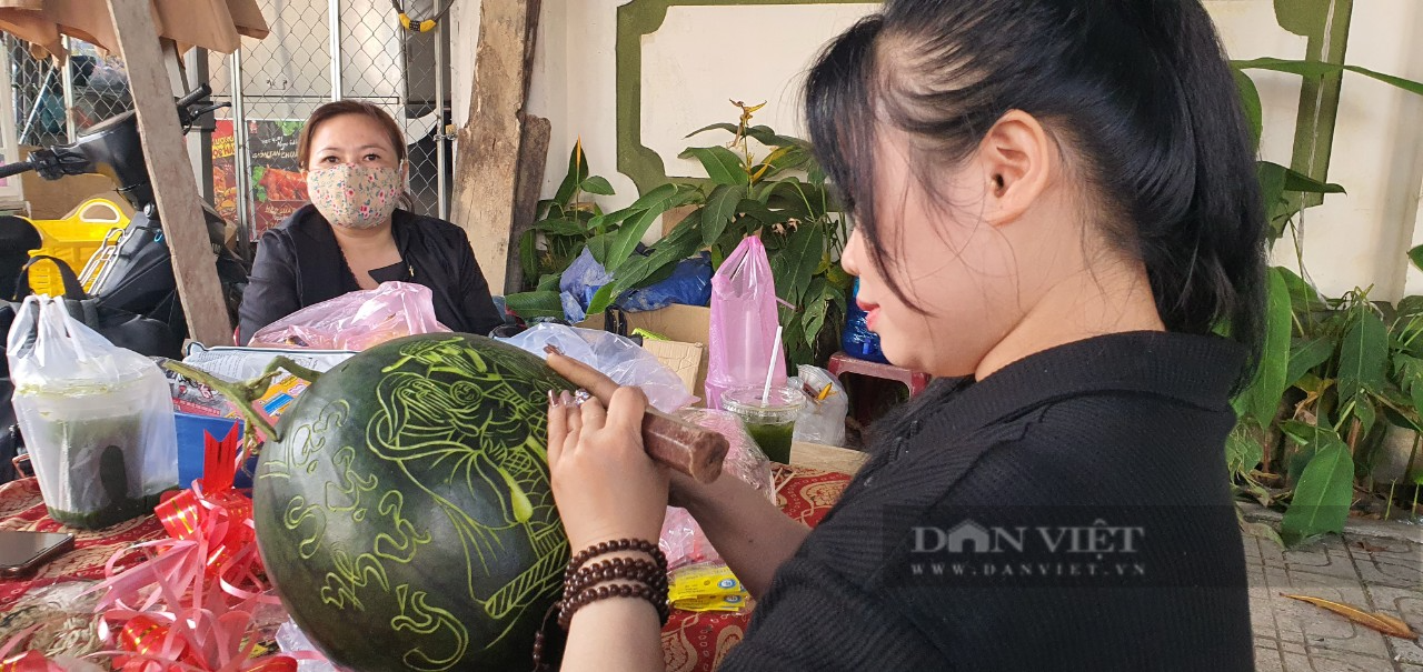 Khánh  Hòa: Dưa hấu khắc chữ nghệ thuật tuyệt đẹp vẫn vắng khách - Ảnh 3.
