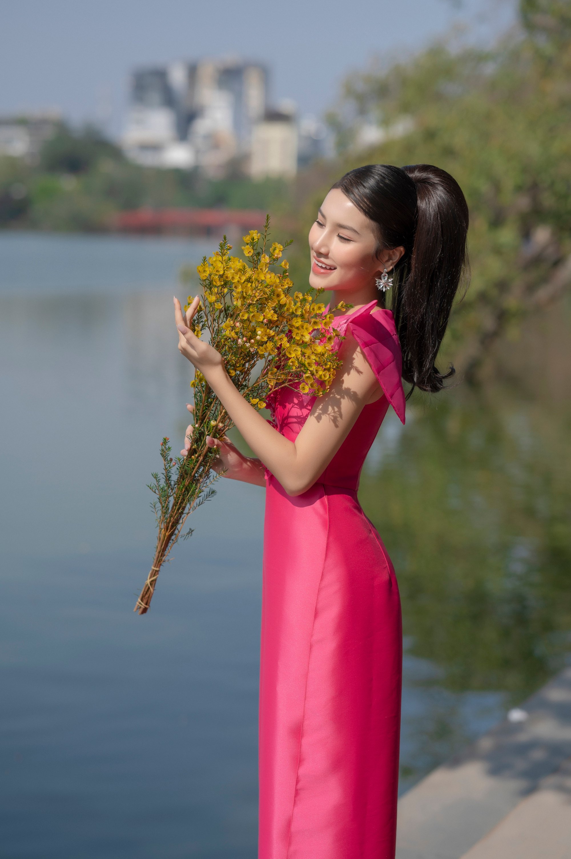 Á hậu Hương Ly khoe nhan sắc ngọt ngào trong những thiết kế áo dài đậm chất xuân - Ảnh 3.