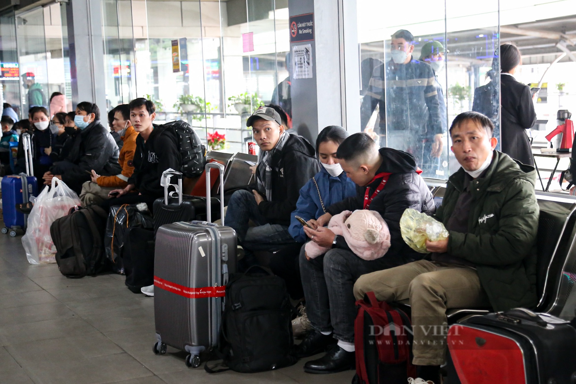 Người dân mang quá nhiều hành lý rời Hà Nội nghỉ Tết, xe khách không còn chỗ chứa đồ - Ảnh 10.