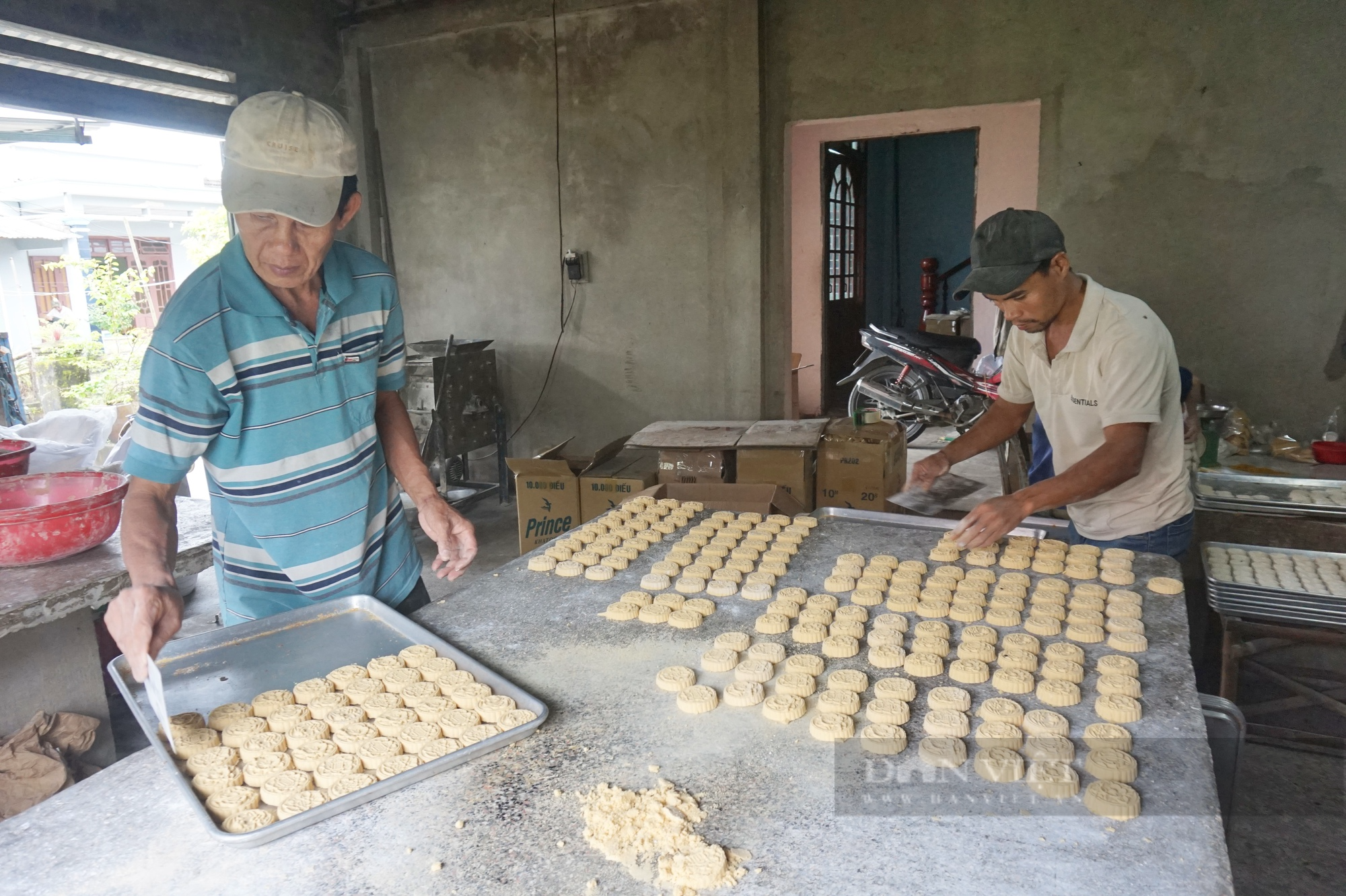 Dân làng này rủ nhau gõ lốc cốc, làm ra vật phẩm không thể thiếu trong ngày Tết của người miền Trung - Ảnh 1.