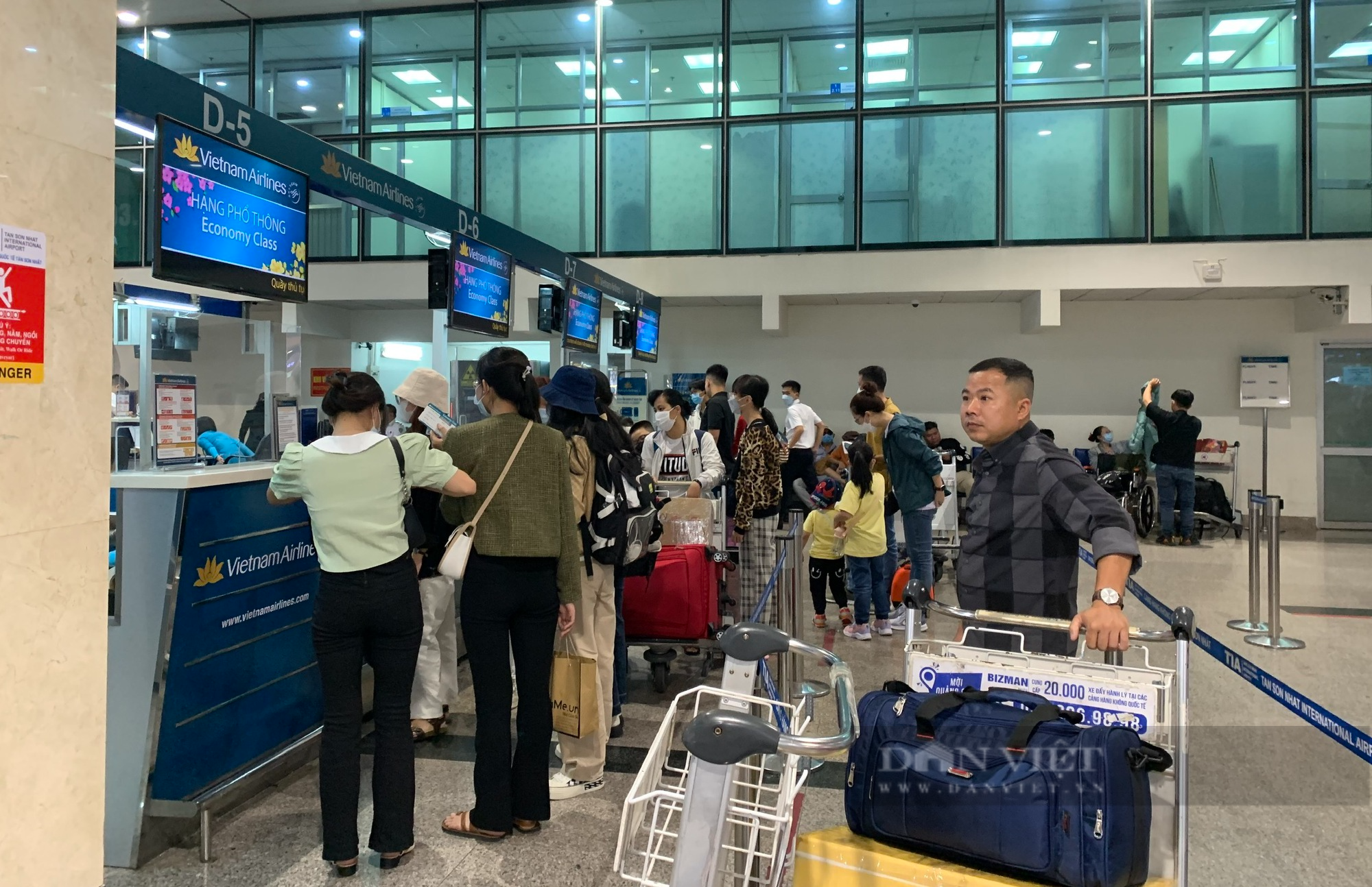 Nhiều người chọn bay đêm, Tân Sơn Nhất bất ngờ thông thoáng vào cận Tết - Ảnh 1.