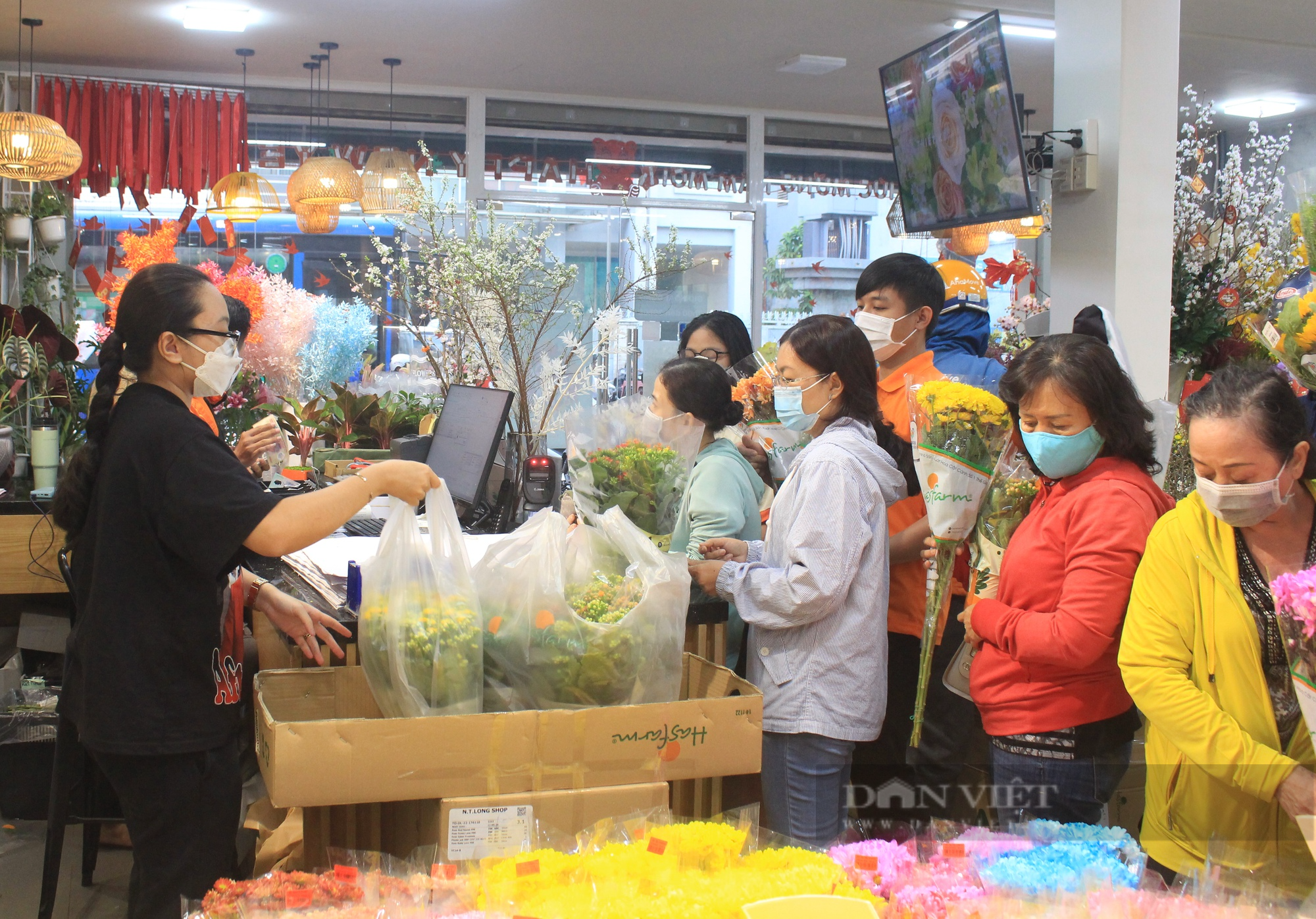 Người Sài Gòn xếp hàng chờ tính tiền mua cúc, sống đời chưng Tết - Ảnh 1.