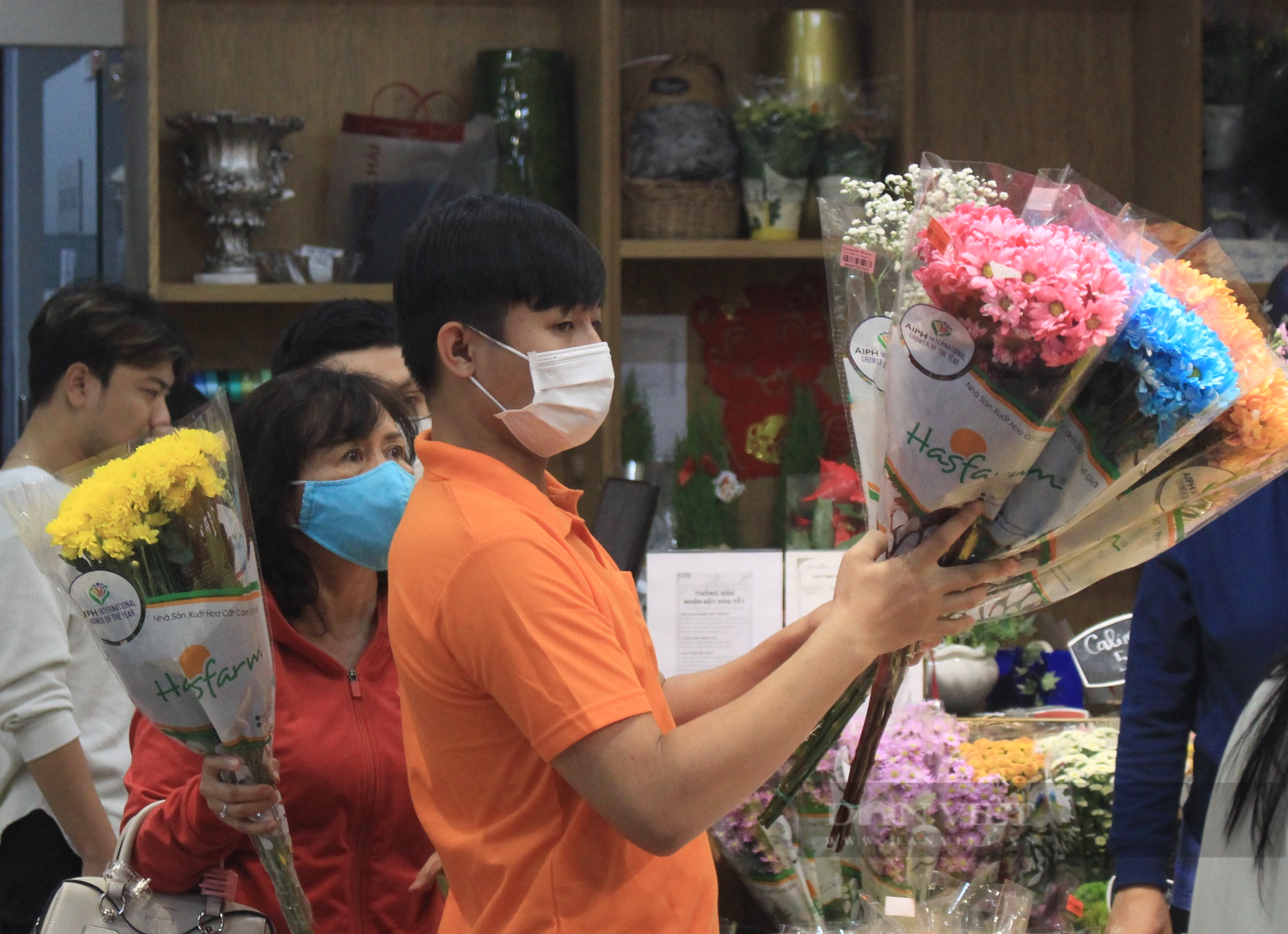 Người Sài Gòn xếp hàng chờ tính tiền mua cúc, sống đời chưng Tết - Ảnh 3.