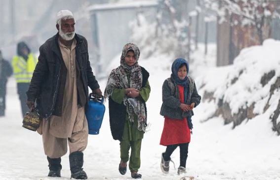 Người dân Afghanistan đối mặt với lựa chọn khắc nghiệt: Thức ăn hay sưởi ấm? - Ảnh 1.