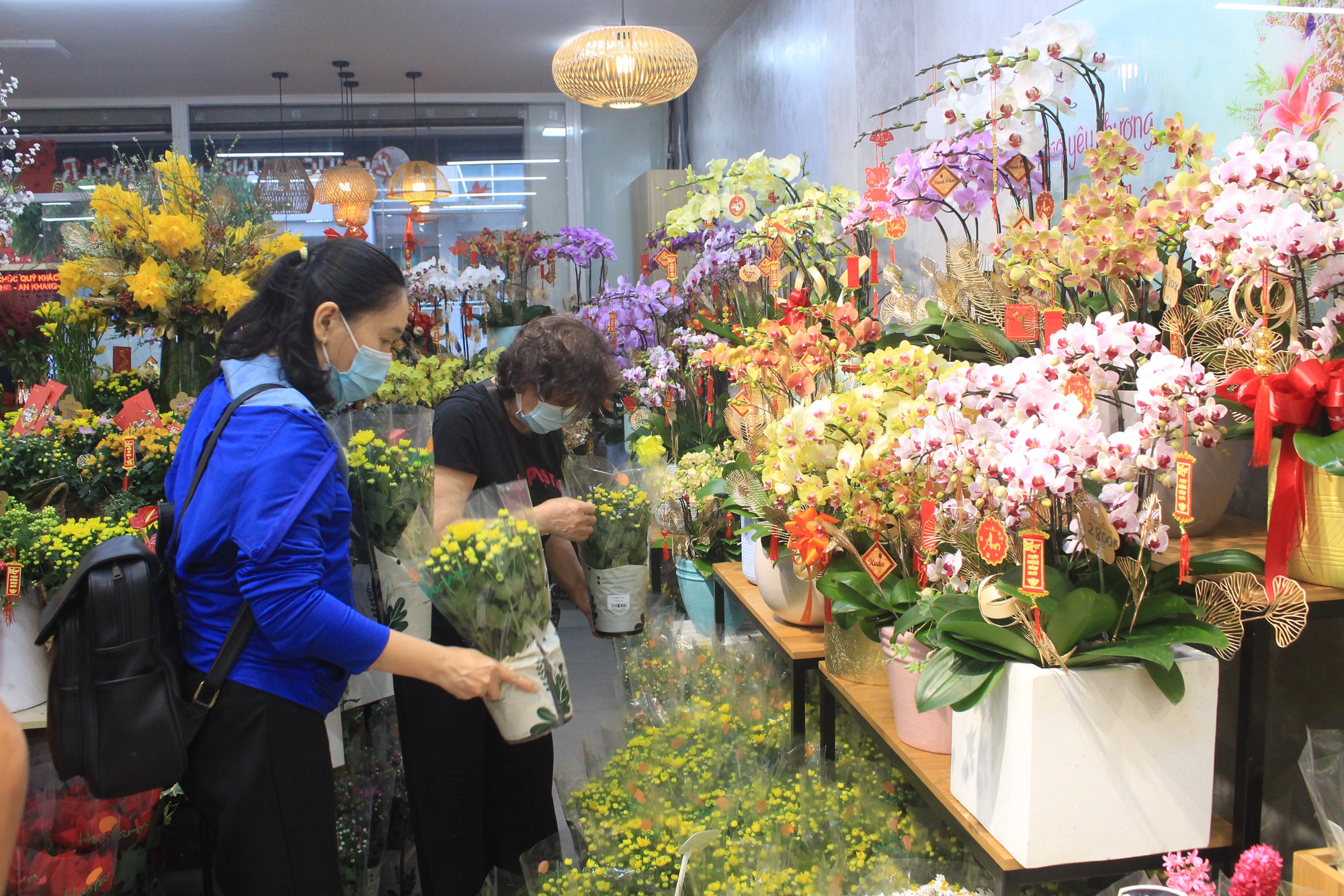 Người Sài Gòn xếp hàng chờ tính tiền mua cúc, sống đời chưng Tết - Ảnh 6.