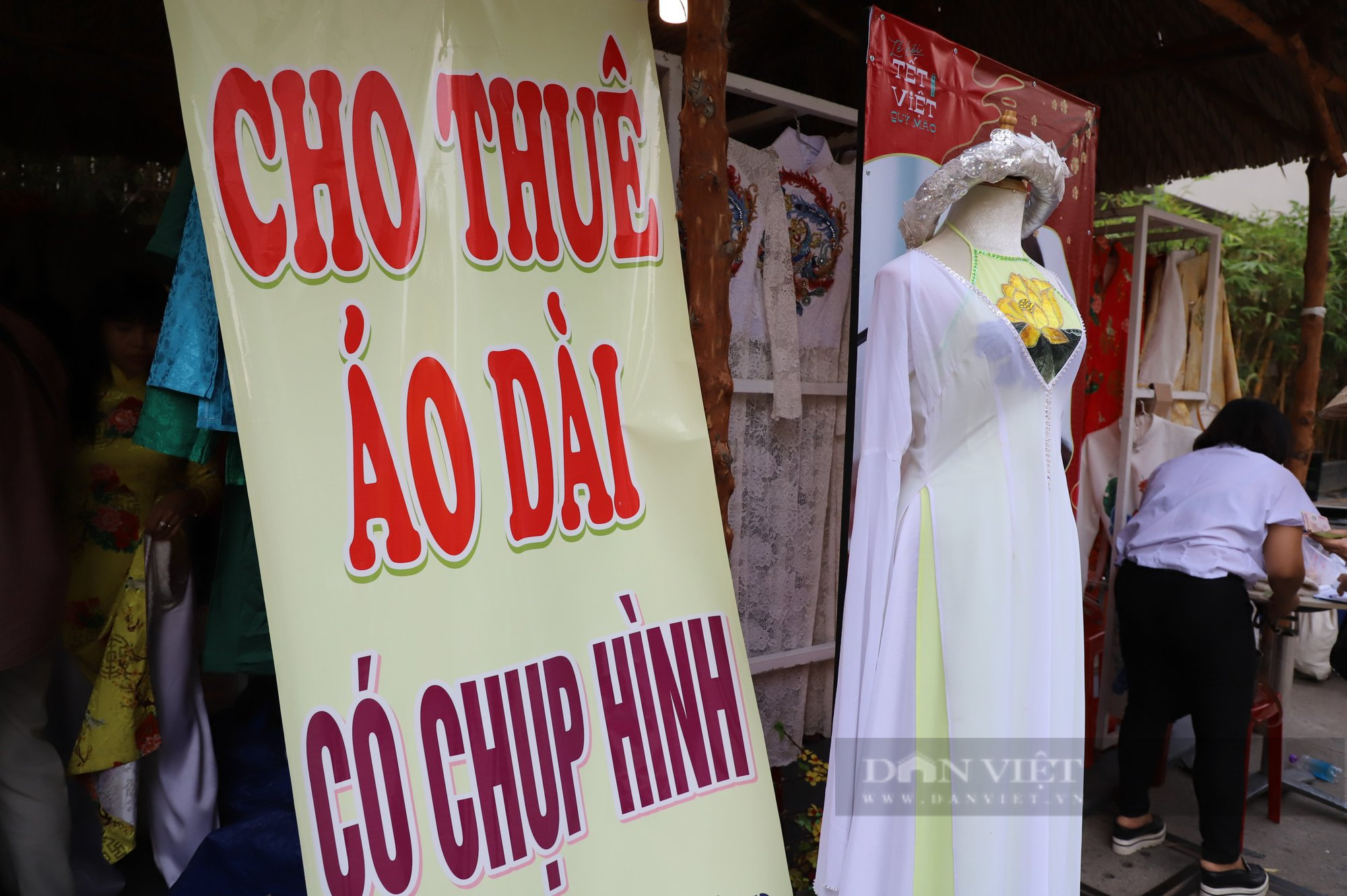Dịch vụ cho thuê áo dài chụp hình Tết &quot;hốt bạc&quot; - Ảnh 4.