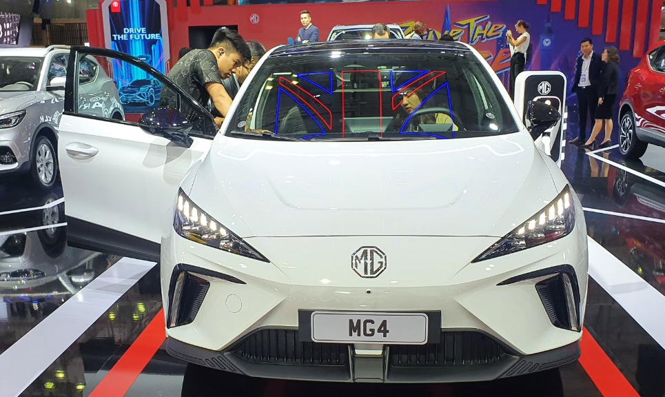Người Việt bán ô tô cũ, đổi ô tô mới ăn Tết, giá xe  cũ  tăng vọt - Ảnh 1.