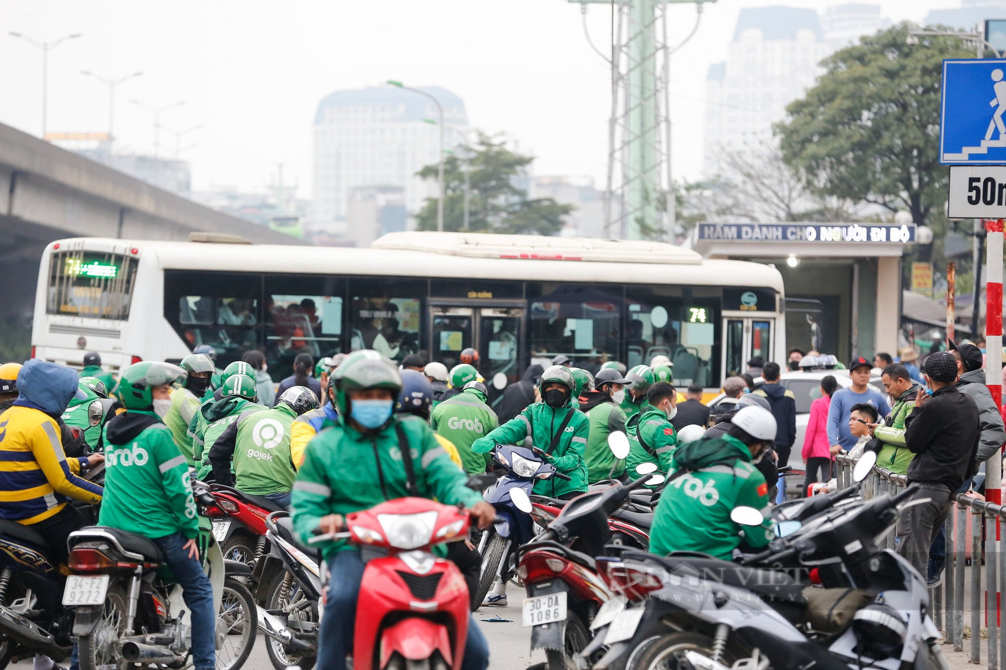 Nhân viên xe buýt chóng mặt, say xe trong ngày người dân trở lại Hà Nội sau kỳ nghỉ Tết Dương lịch - Ảnh 12.