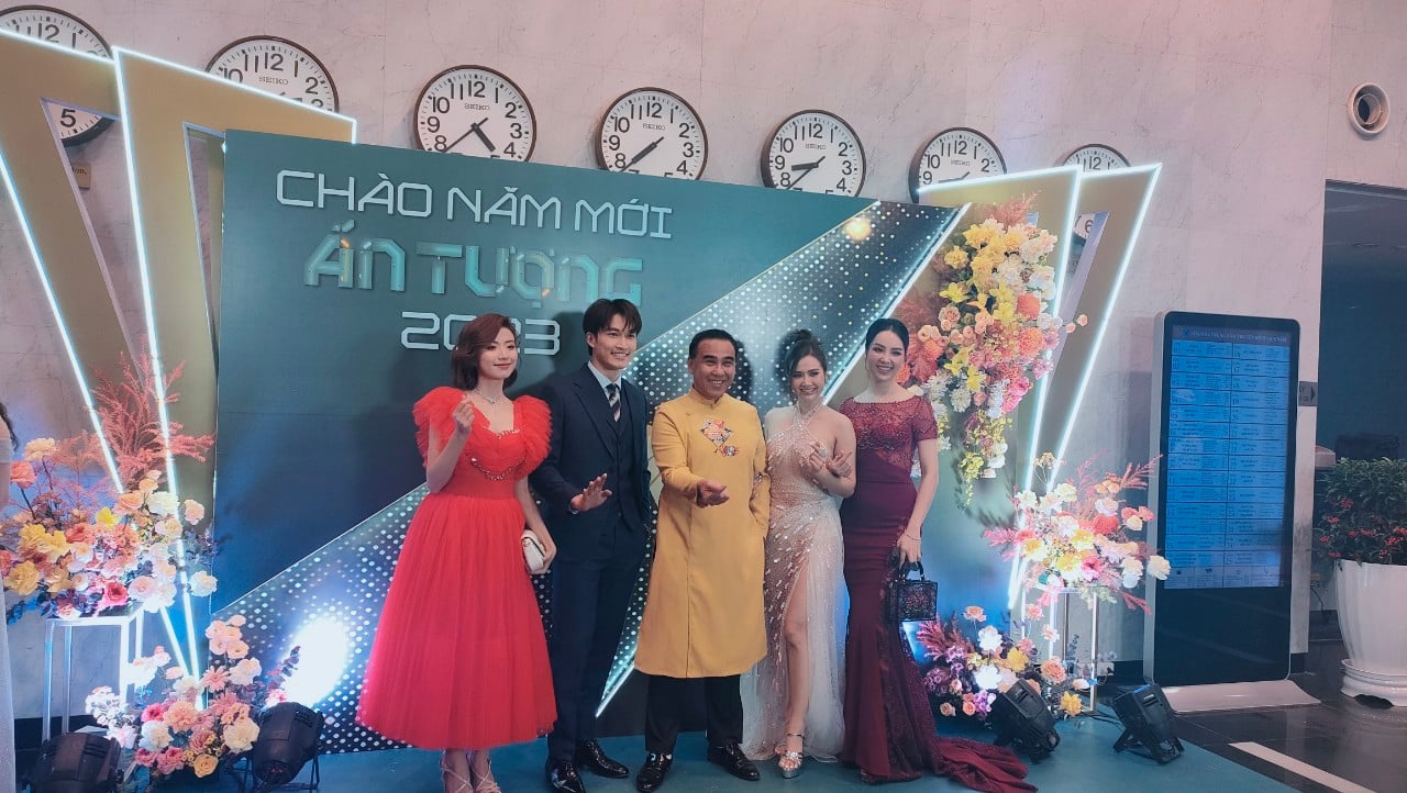 Huyền Lizze khiến khán giả thót tim khi vấp ngã tại VTV Awards 2022  - Ảnh 3.