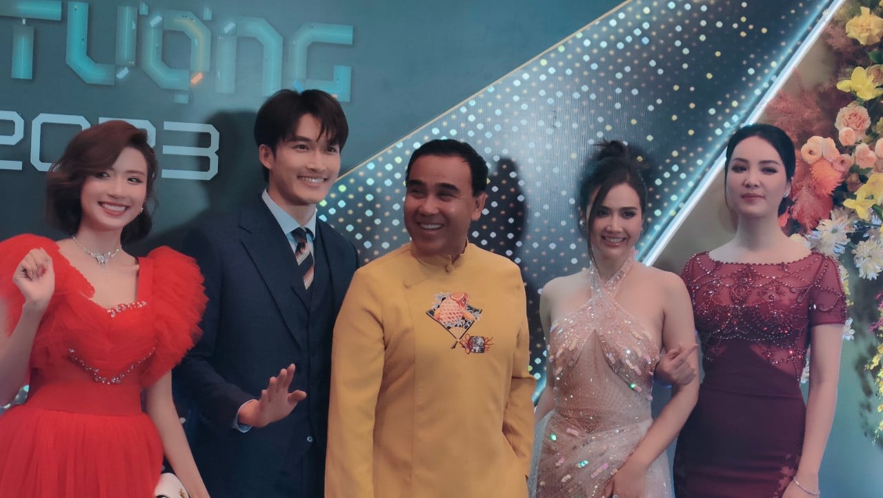 Huyền Lizze khiến khán giả thót tim khi vấp ngã tại VTV Awards 2022  - Ảnh 2.
