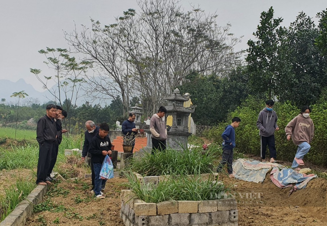 Cuối năm, con cháu lũ lượt ra đồng mời gia tiên về ăn Tết - Ảnh 2.