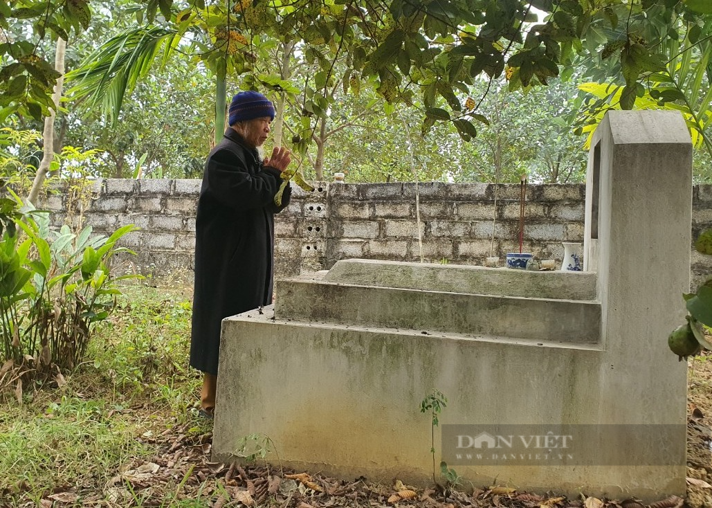 Cuối năm, con cháu lũ lượt ra đồng mời gia tiên về ăn Tết - Ảnh 4.