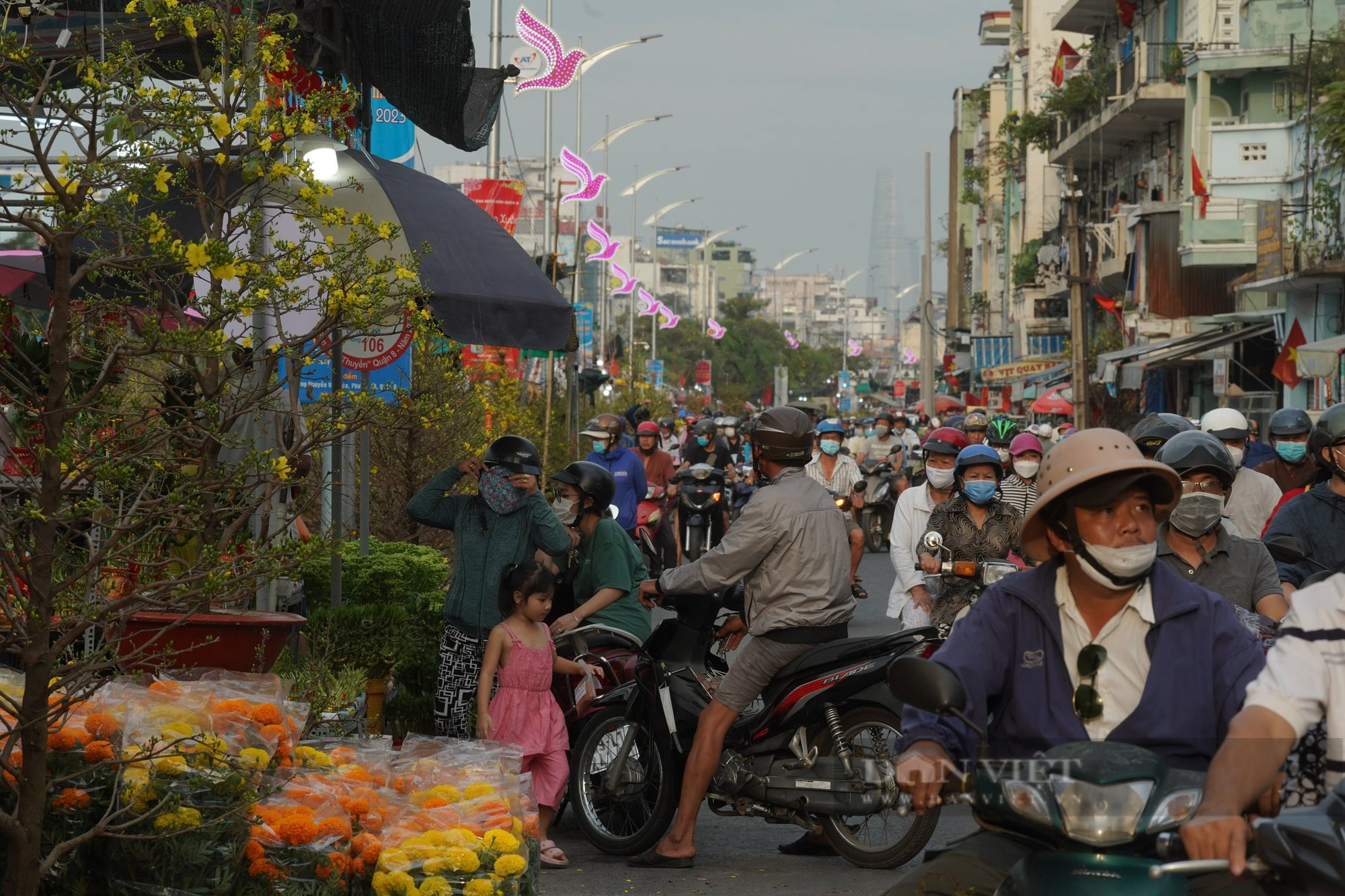 Đẹp say lòng chợ hoa Xuân trên bến dưới thuyền - Ảnh 9.