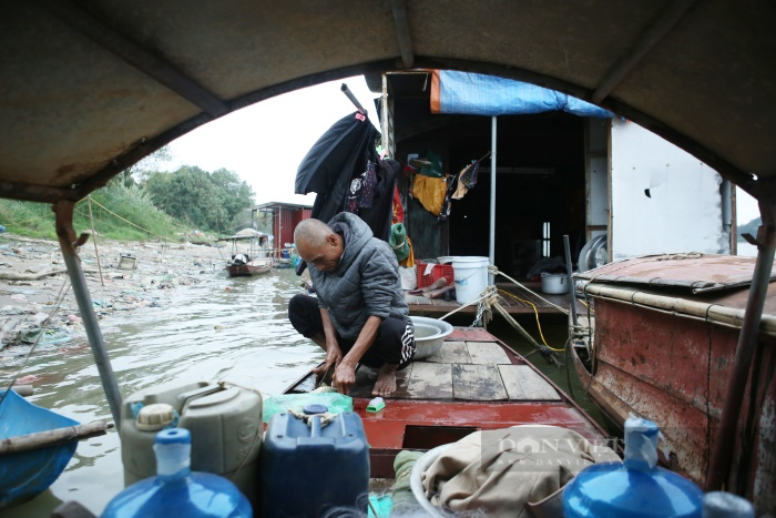 Cuộc sống lênh đênh của những phận người “ăn ngủ” dưới lòng sông Hồng ước mơ một lần ăn Tết trên bờ - Ảnh 2.