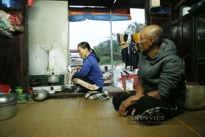 Cuộc sống lênh đênh của những phận người “ăn ngủ” dưới lòng sông Hồng ước mơ một lần ăn Tết trên bờ - Ảnh 4.
