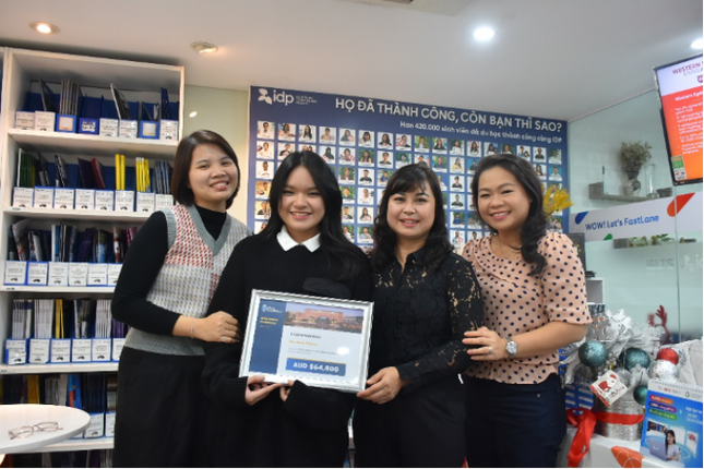 Cô bạn học giỏi tặng quà mẹ dịp năm mới bằng học bổng hơn 1 tỷ đồng - Ảnh 2.