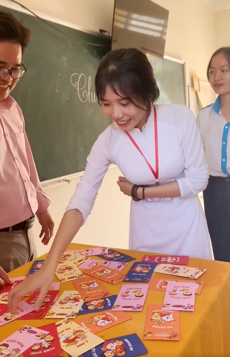Thầy giáo ở Cà Mau trích tiền lương lì xì Tết cho học sinh - Ảnh 1.
