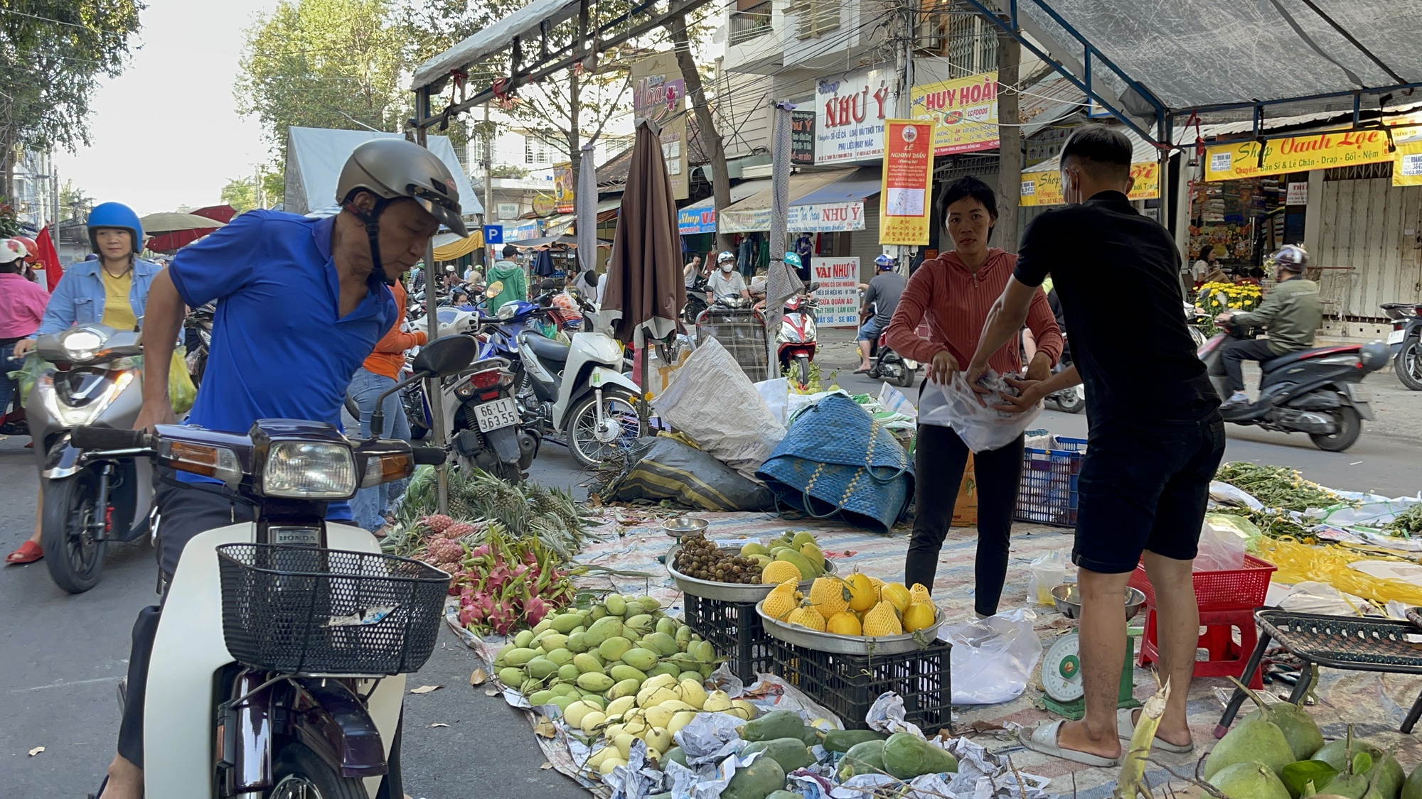 Đồng Nai: Trái cây, hoa tăng giá gấp 3 nhưng 30 tháng Chạp người mua vẫn nhộn nhịp - Ảnh 1.