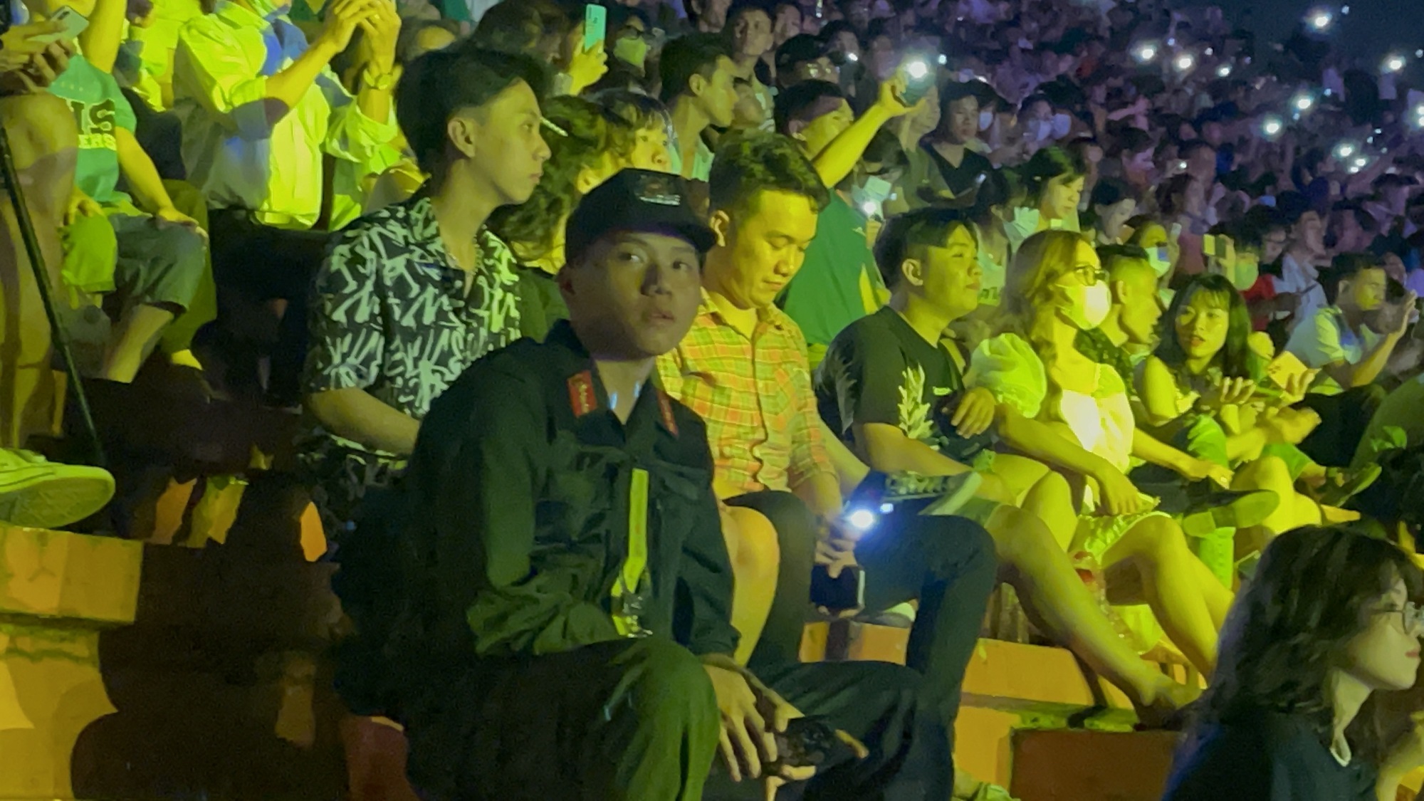 Đồng Nai: Hàng trăm cảnh sát có mặt khắp các nẻo đường tham gia điều tiết giao thông, giúp người dân vui xuân - Ảnh 1.
