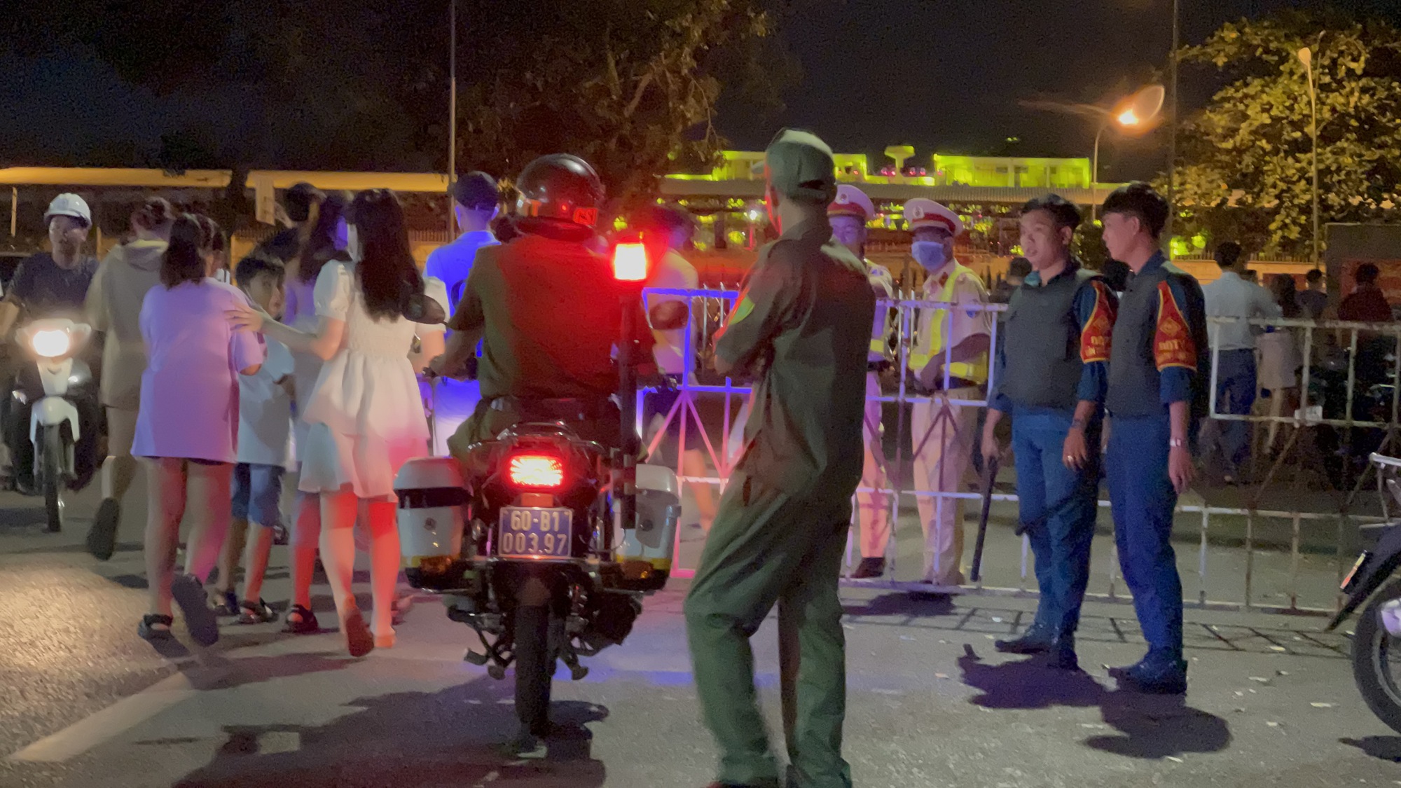 Đồng Nai: Hàng trăm cảnh sát có mặt khắp các nẻo đường tham gia điều tiết giao thông, giúp người dân vui xuân - Ảnh 5.