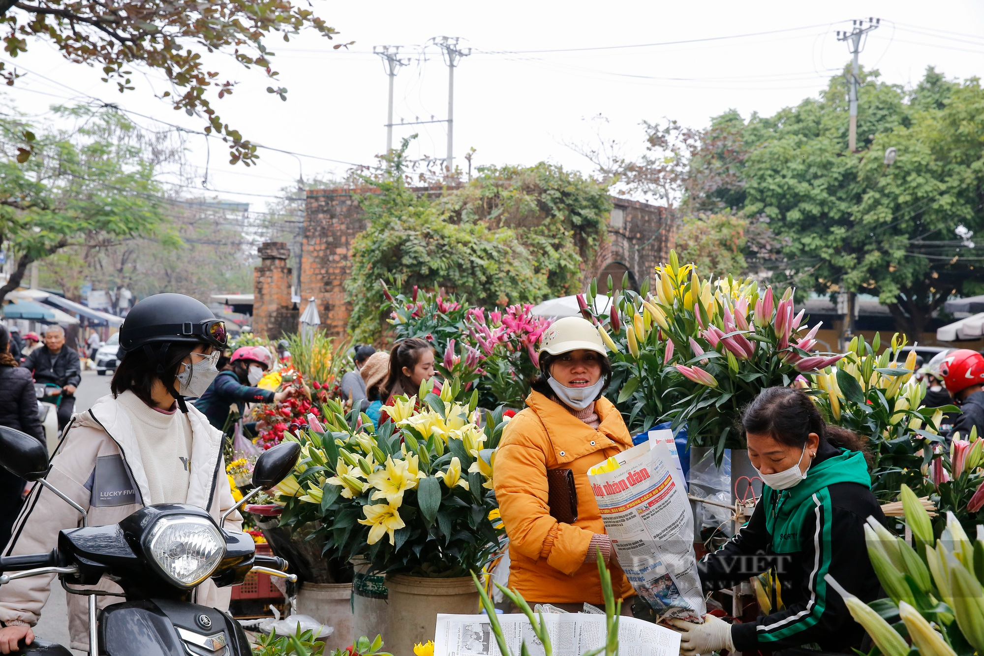 Nhộn nhịp phiên chợ ngày 30 Tết dưới chân thành cổ hơn 400 năm tuổi tại Tuyên Quang - Ảnh 3.