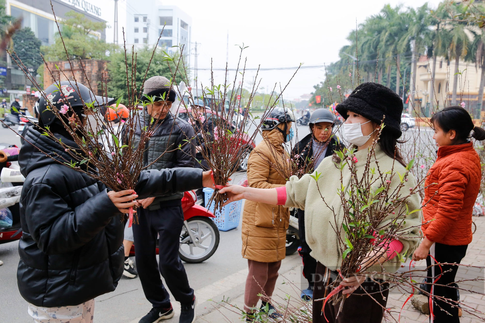 Nhộn nhịp phiên chợ ngày 30 Tết dưới chân thành cổ hơn 400 năm tuổi tại Tuyên Quang - Ảnh 9.