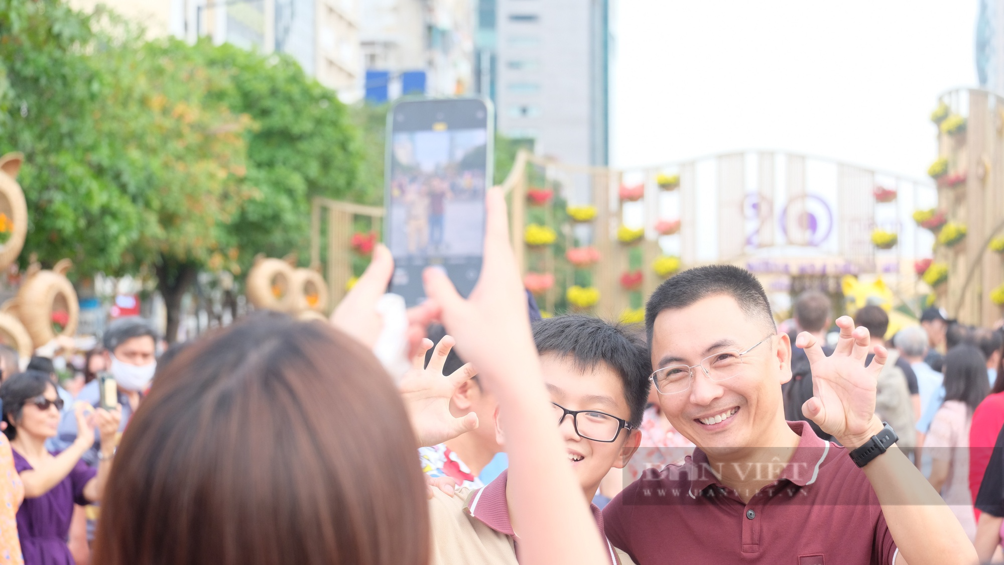 Biển người tập trung ở phố đi bộ Nguyễn Huệ chờ thời khắc bắn pháo hoa chào đón năm mới 2023 - Ảnh 5.