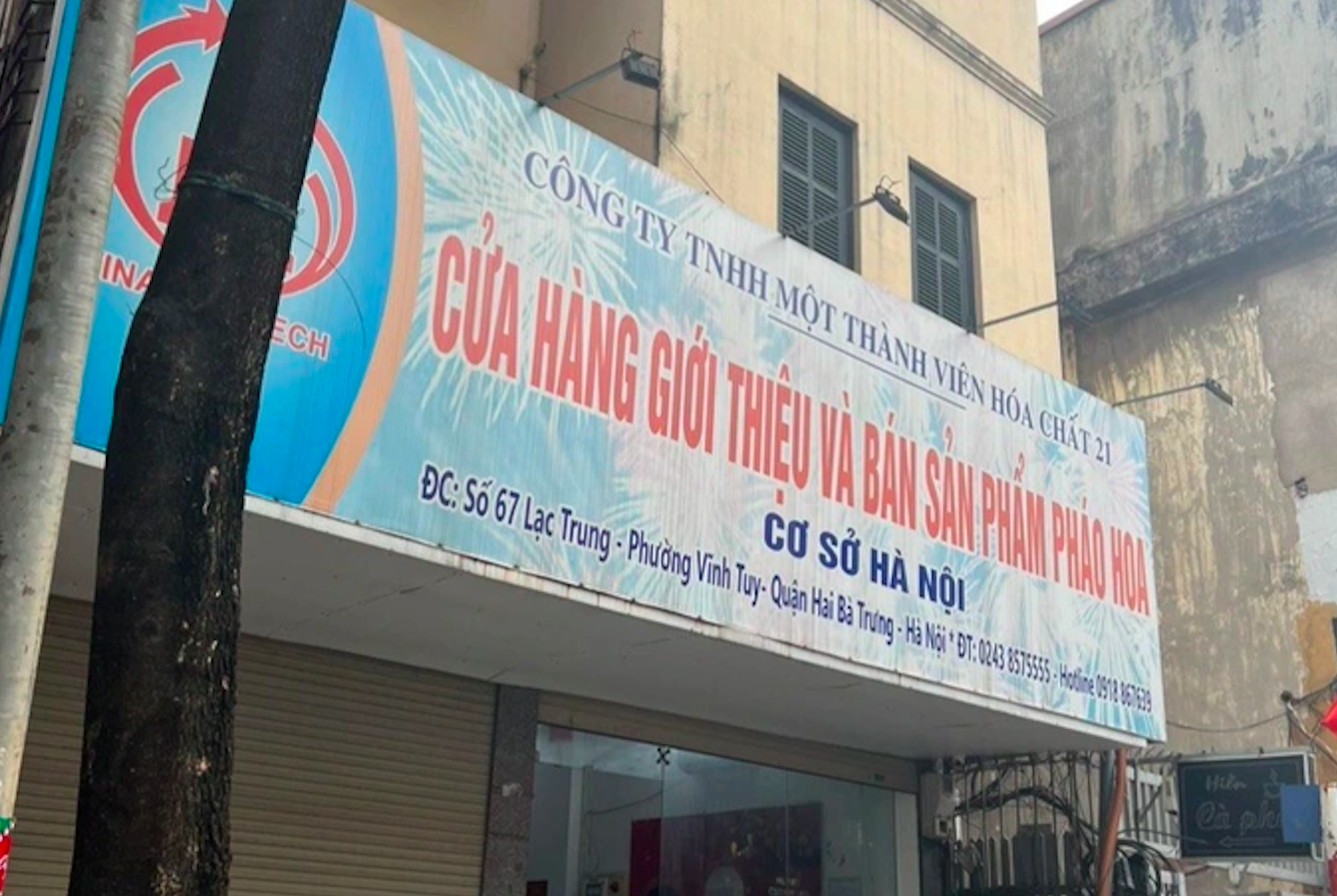 Trước thềm Tết Nguyên đán, Cảnh sát kiểm tra cơ sở bán pháo hoa ở Hà Nội - Ảnh 1.