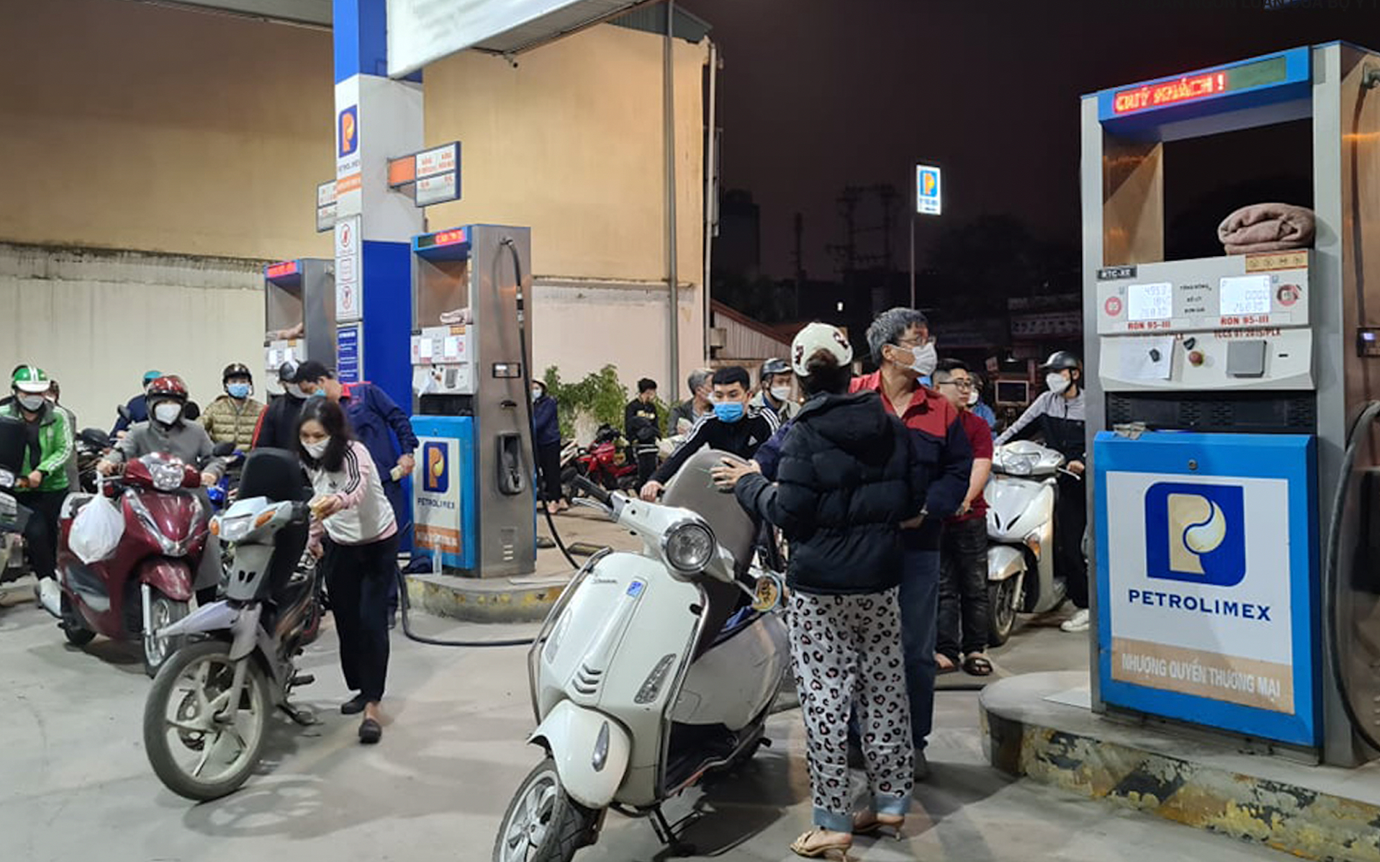 Xuất hiện thiếu xăng dầu dịp Tết Quý Mão