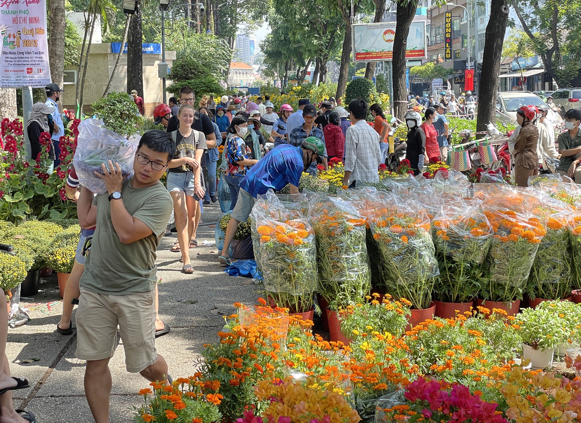 Người bán cắt bỏ cả trăm chậu vạn thọ, mồng gà trưa 30 Tết - Ảnh 6.