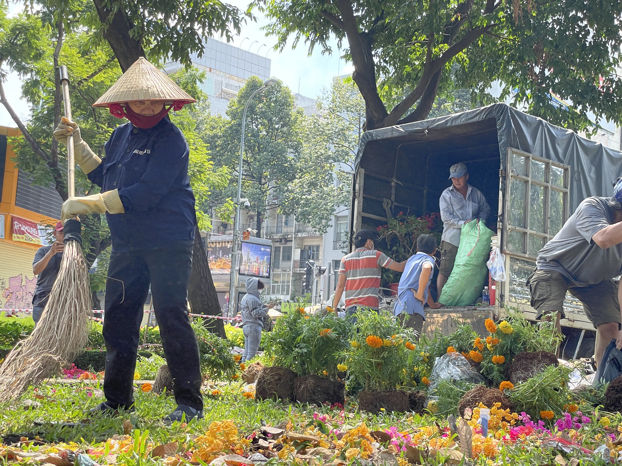 Người bán cắt bỏ cả trăm chậu vạn thọ, mồng gà trưa 30 Tết - Ảnh 7.