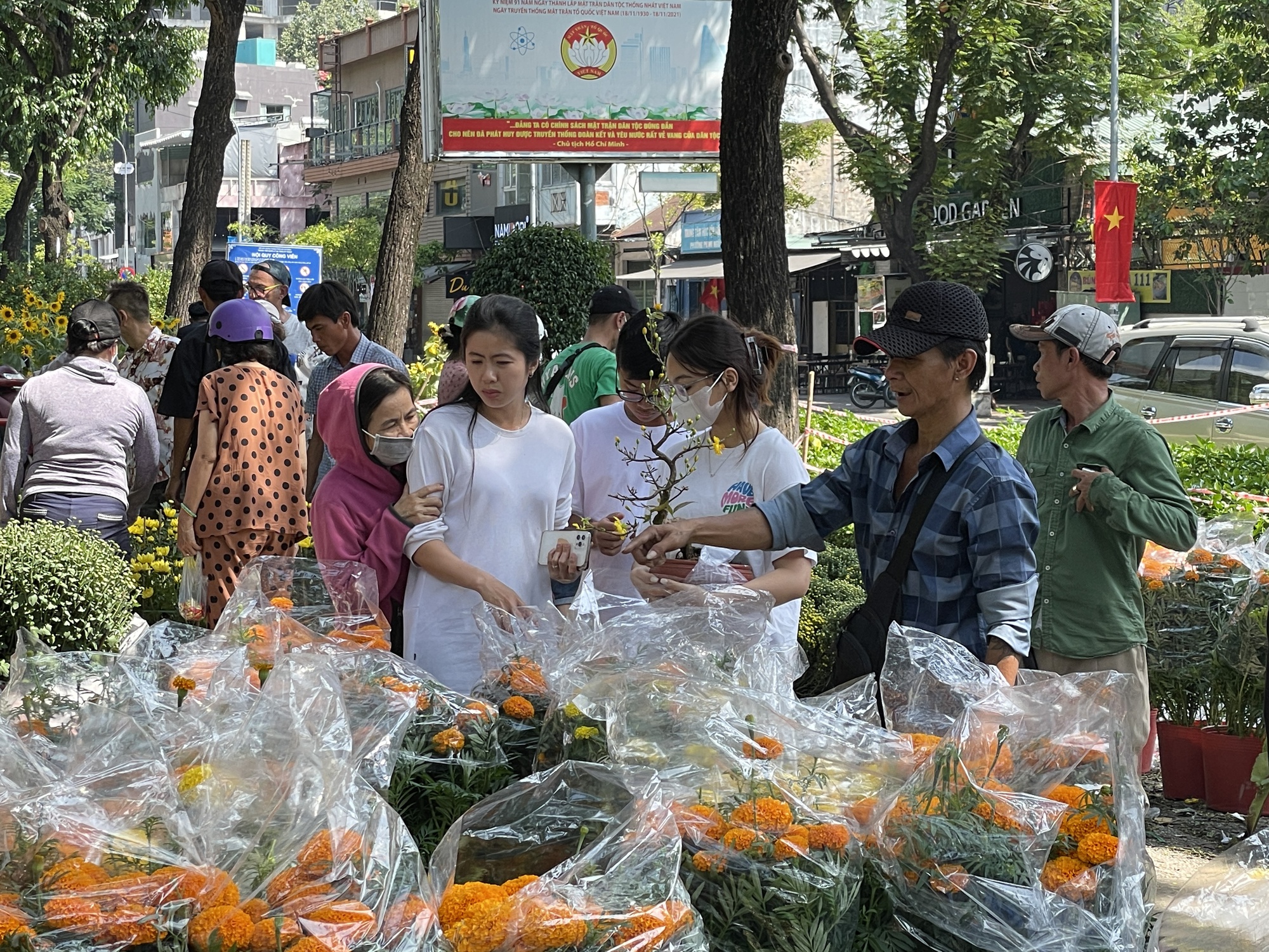 Người bán cắt bỏ cả trăm chậu vạn thọ, mồng gà trưa 30 Tết - Ảnh 5.