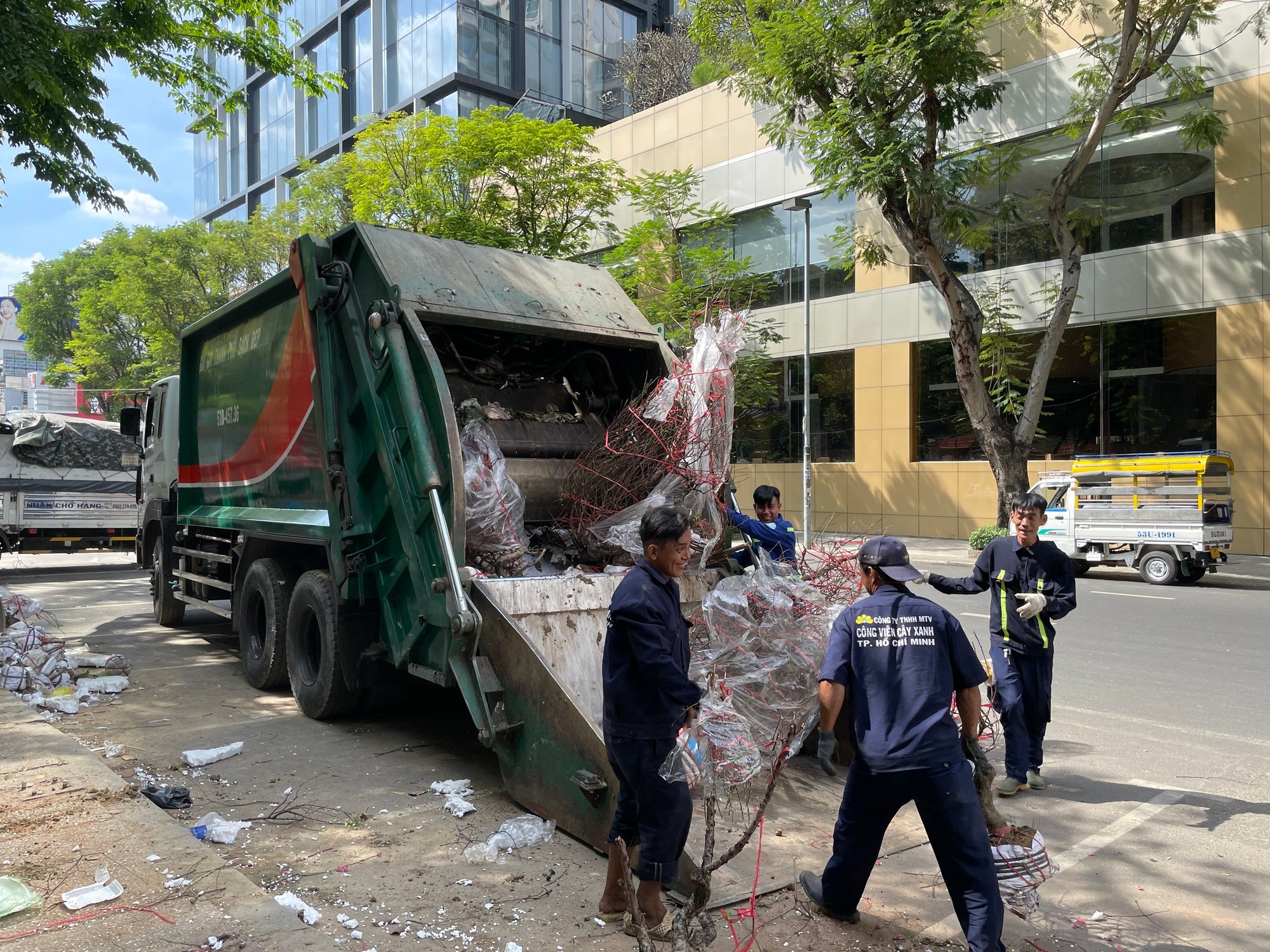 Người bán cắt bỏ cả trăm chậu vạn thọ, mồng gà trưa 30 Tết - Ảnh 8.