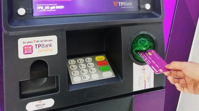 Nhu cầu rút tiền ATM tiêu Tết giảm - Ảnh 1.