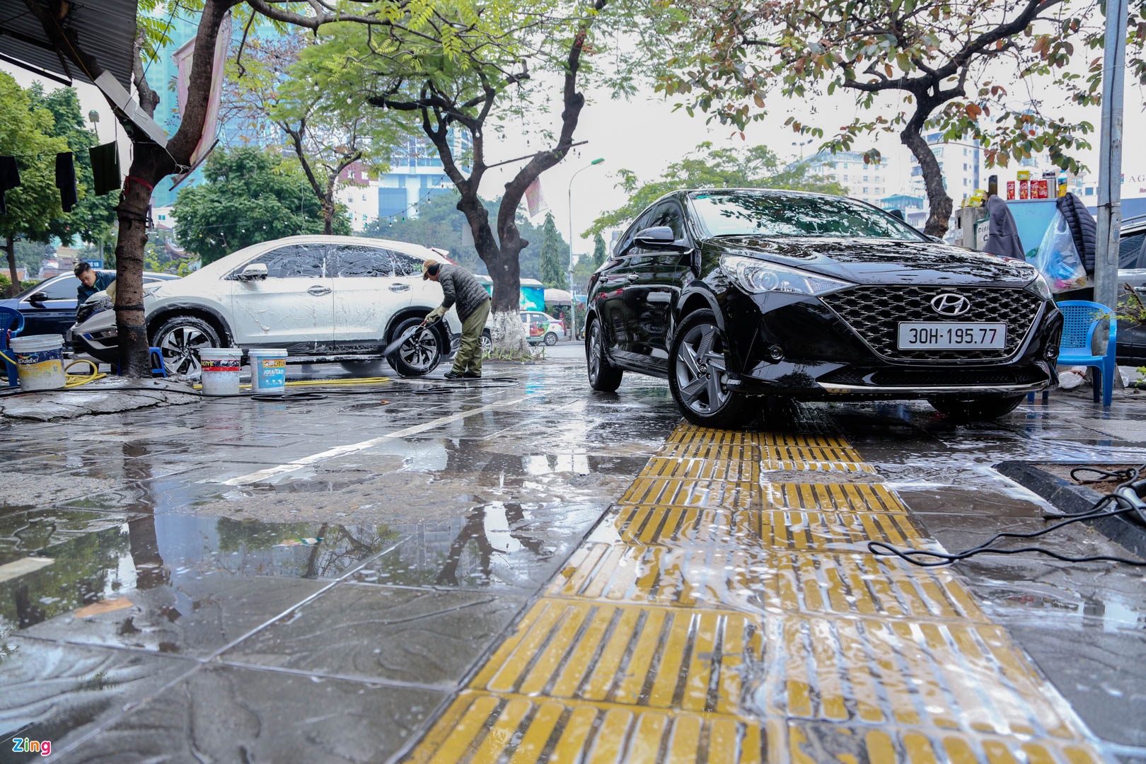 Hà Nội: giá rửa xe tăng gấp 3 lần - Ảnh 3. Hà Nội: giá rửa xe tăng gấp 3 lần - Ảnh 3.