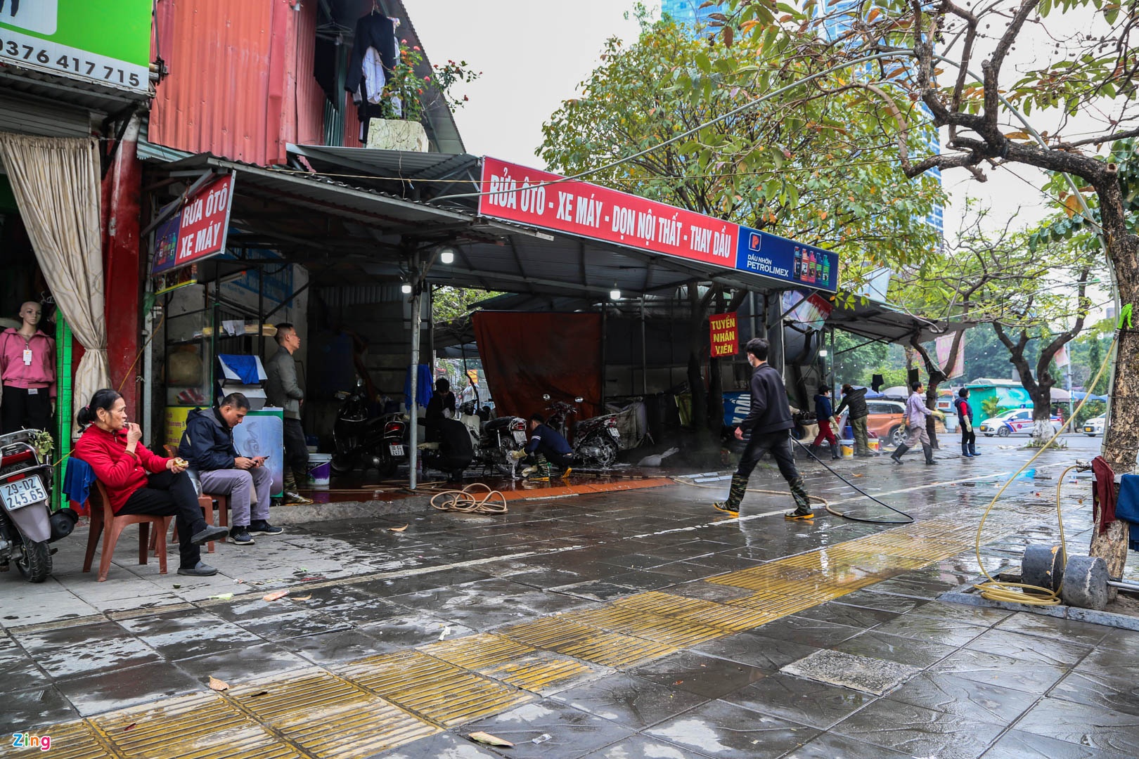 Hà Nội: giá rửa xe tăng gấp 3 lần - Ảnh 4. Hà Nội: giá rửa xe tăng gấp 3 lần - Ảnh 4.
