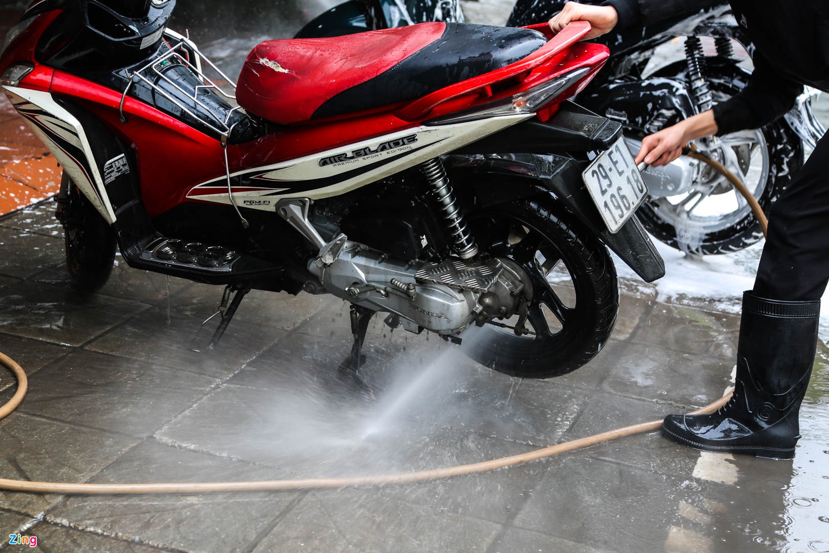 Hà Nội: giá rửa xe tăng gấp 3 lần - Ảnh 8. Hà Nội: giá rửa xe tăng gấp 3 lần - Ảnh 8.