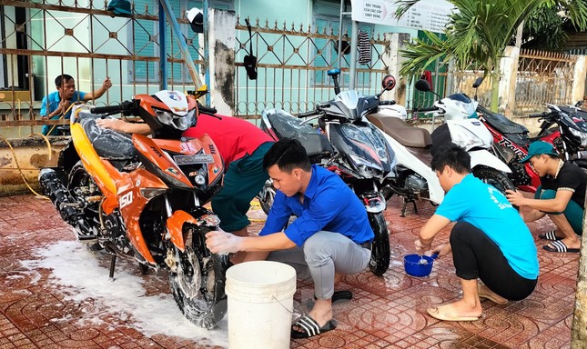 Rửa xe gây quỹ tặng quà Tết bệnh nhân, gia đình chính sách, học sinh nghèo - Ảnh 4.