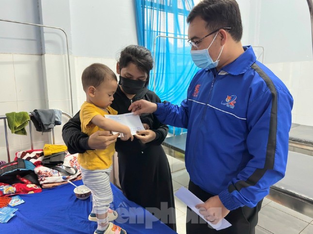 Rửa xe gây quỹ tặng quà Tết bệnh nhân, gia đình chính sách, học sinh nghèo - Ảnh 2.