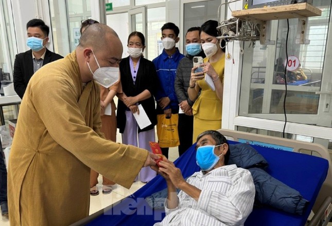 Rửa xe gây quỹ tặng quà Tết bệnh nhân, gia đình chính sách, học sinh nghèo - Ảnh 1.