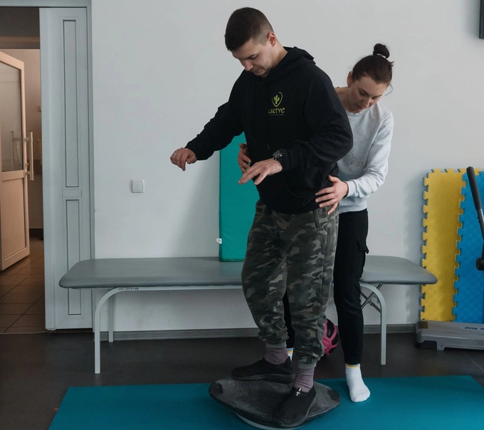 Bên trong trung tâm phục hồi cột sống dành cho các cựu binh Ukraine - Ảnh 1.