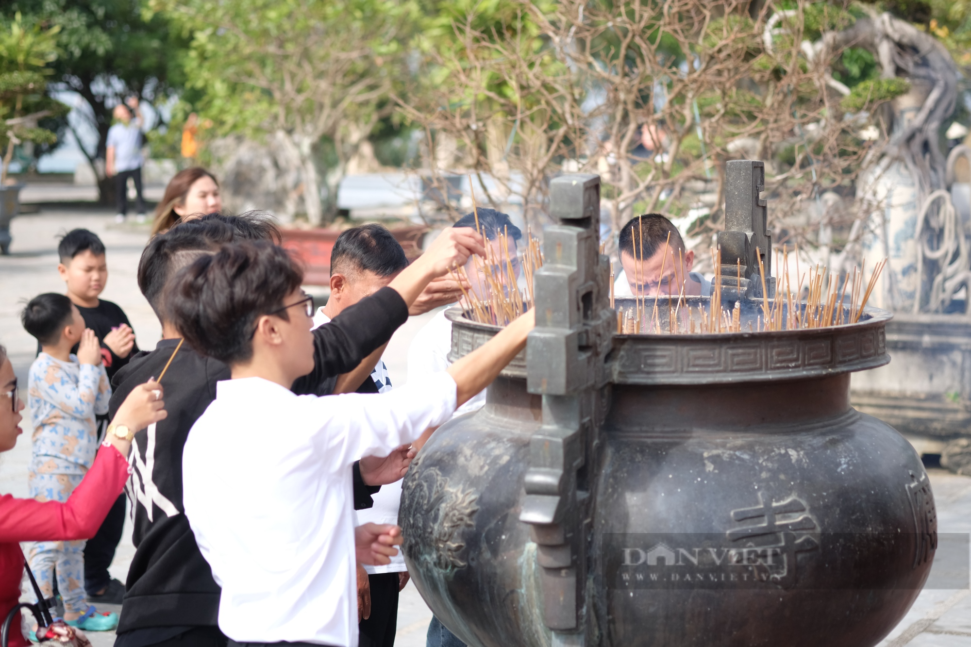 Mùng 1 Tết, hàng nghìn người đổ về chùa Linh Ứng Đà Nẵng cầu an - Ảnh 7.