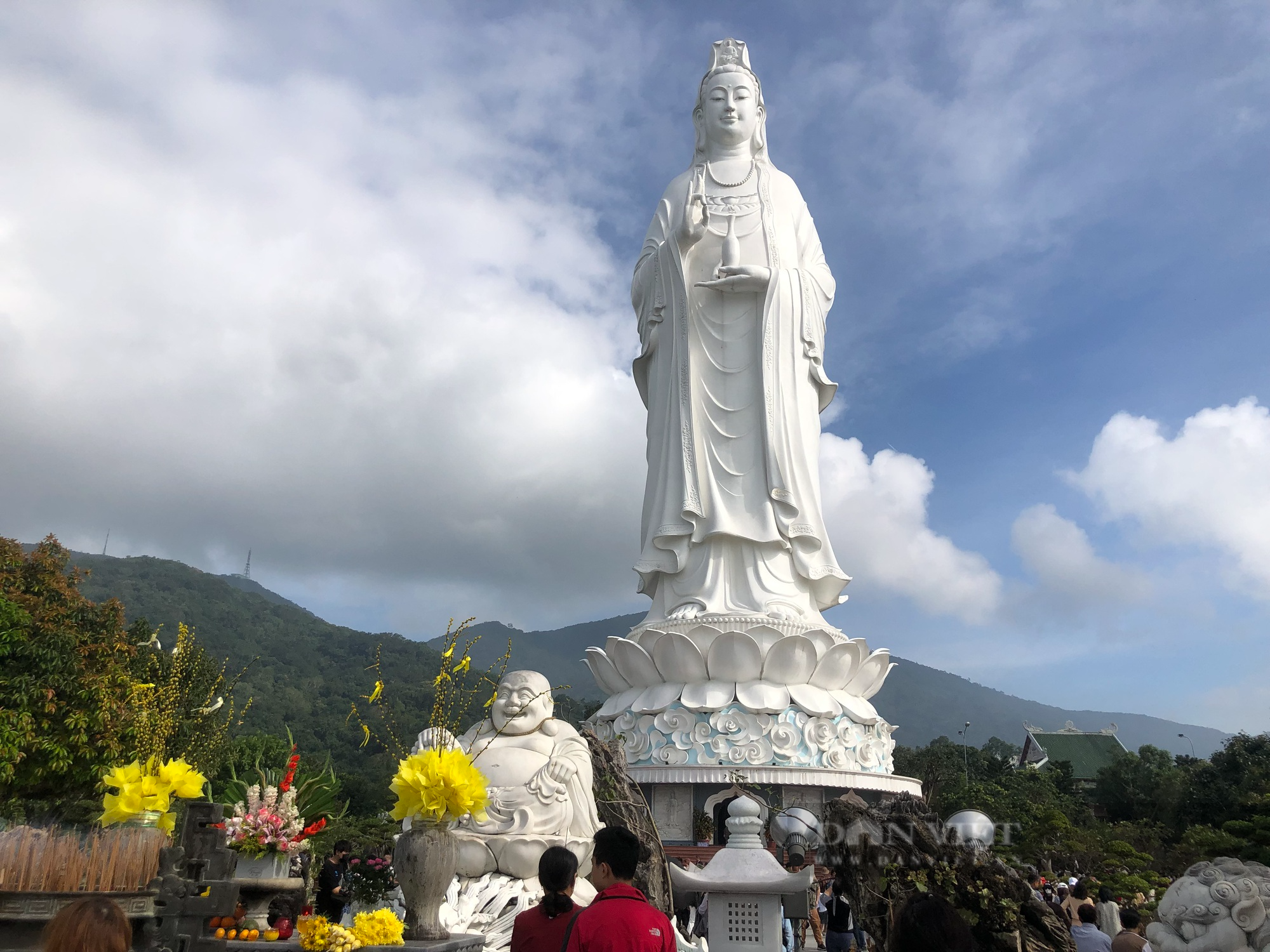 Mùng 1 Tết, hàng nghìn người đổ về chùa Linh Ứng Đà Nẵng cầu an - Ảnh 9.