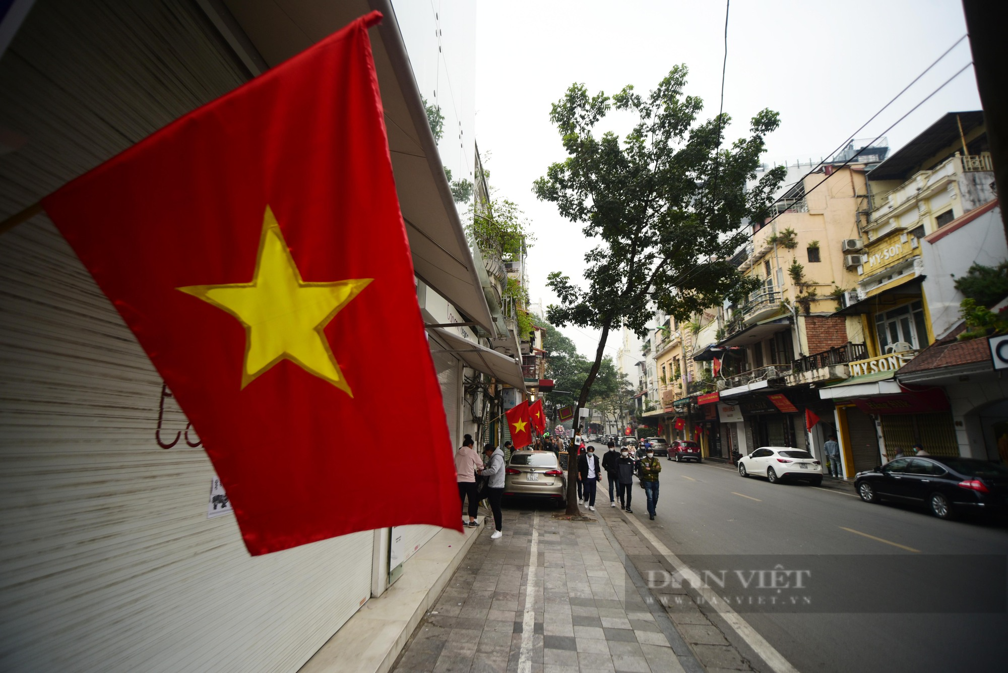 Trung tâm Hà Nội tấp nập ngày Mùng 1 Tết Quý Mão - Ảnh 2.