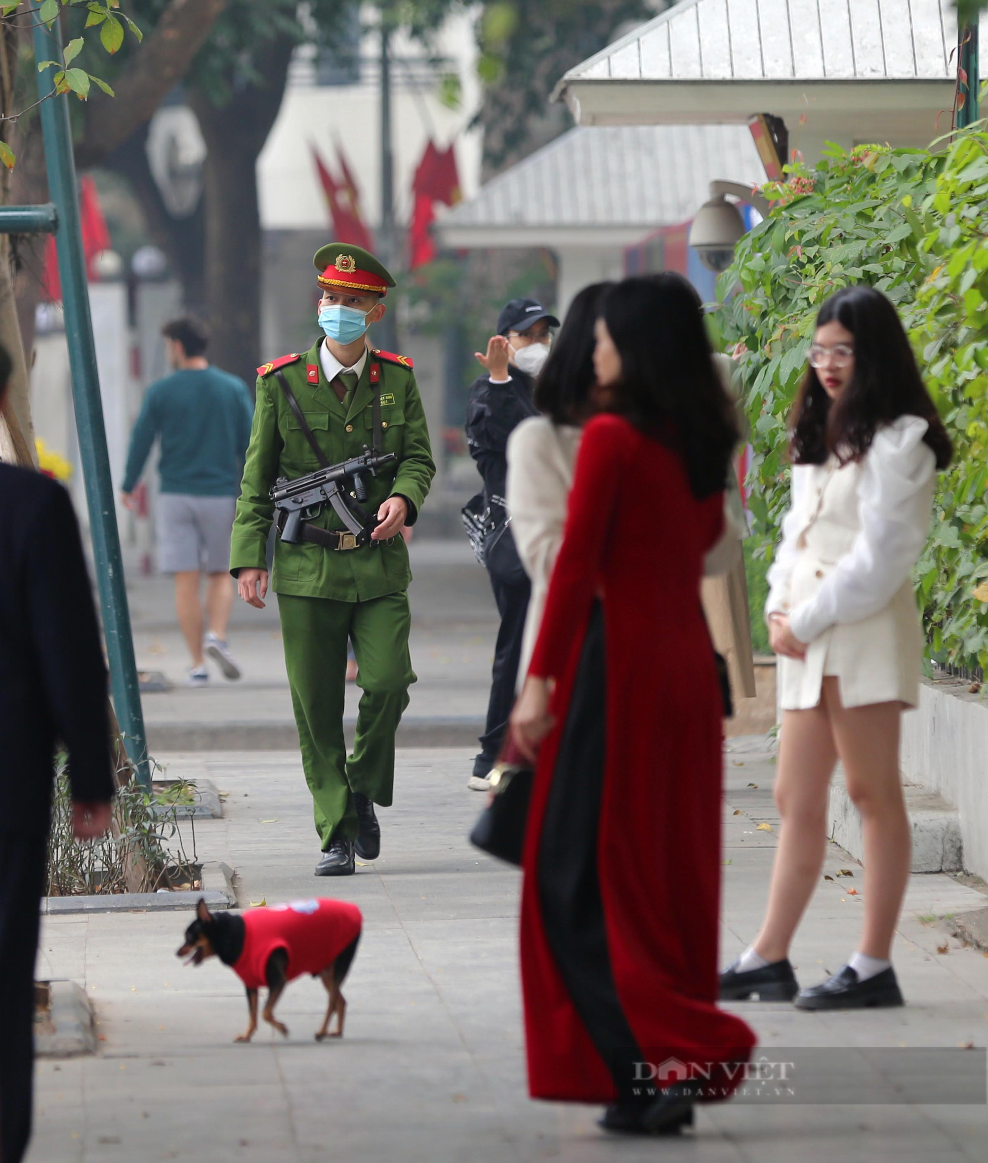 Trung tâm Hà Nội tấp nập ngày Mùng 1 Tết Quý Mão - Ảnh 5.