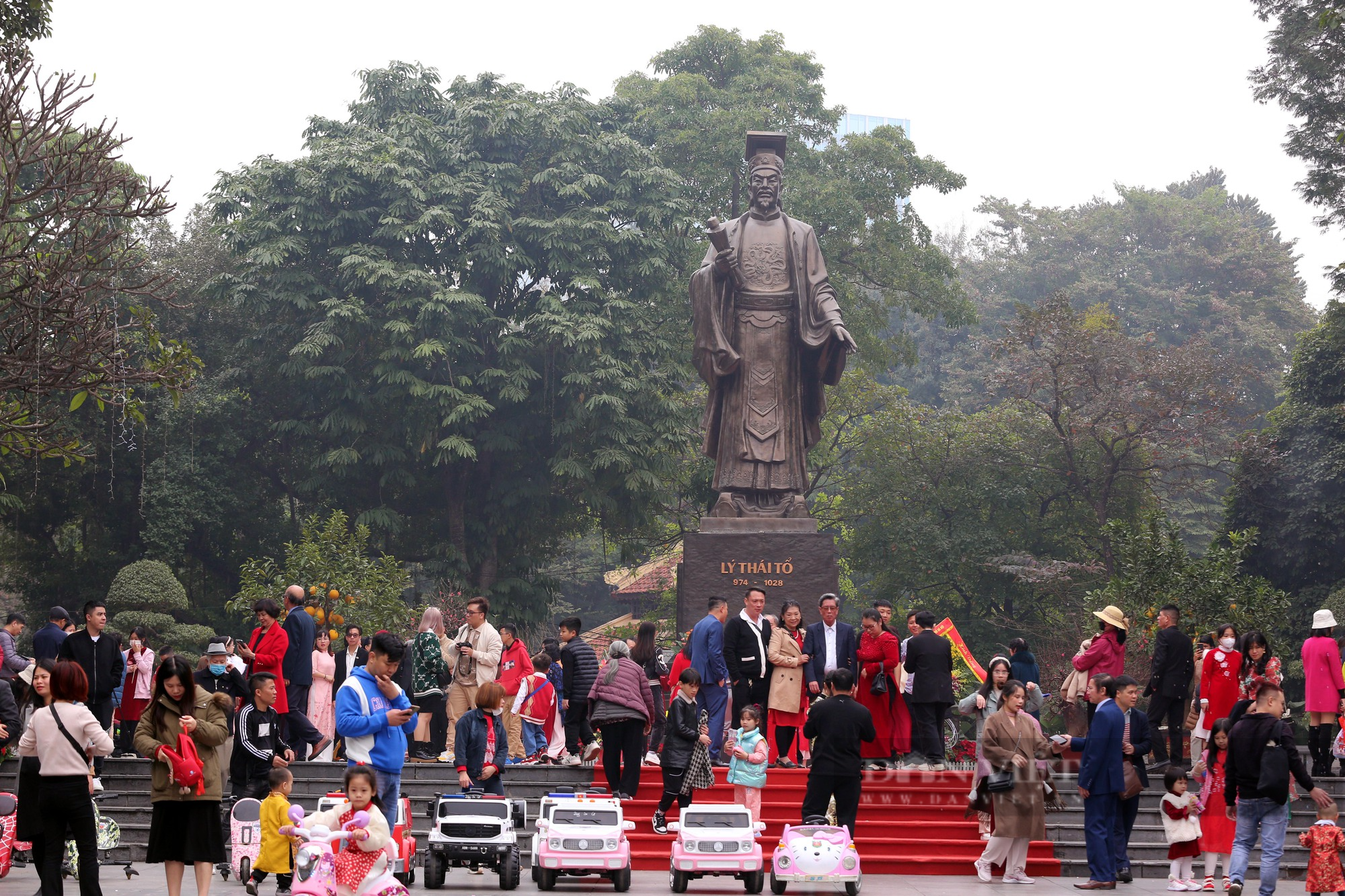 Trung tâm Hà Nội tấp nập ngày Mùng 1 Tết Quý Mão - Ảnh 7.